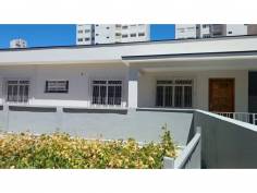 ALUGA-SE CASA NO CENTRO IDEAL PARA CLÍNICA E ESCOLA