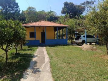 Vende-se Casa de Campo em Pedralva-MG.